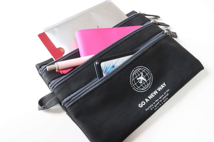 ダイソーのトラベルケースは4ポケット付で小分け収納できる