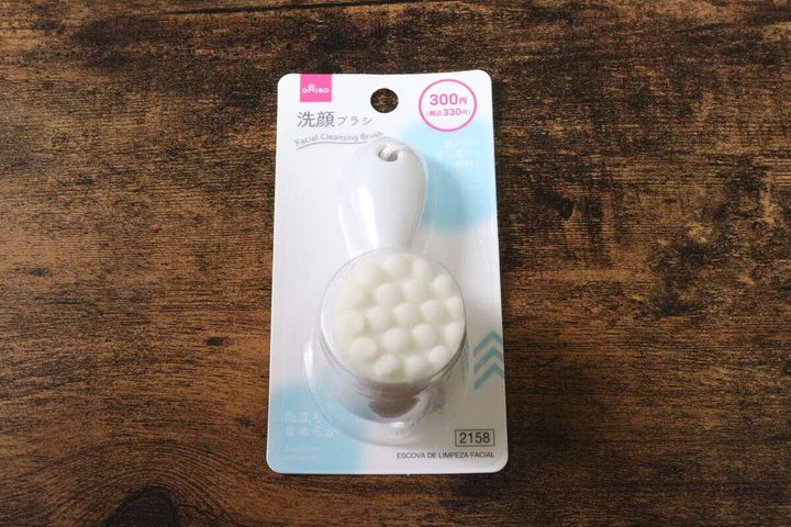 ダイソーの洗顔ブラシのパッケージ