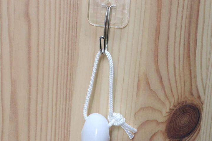 ダイソーの洗顔ブラシはフックに掛けられる