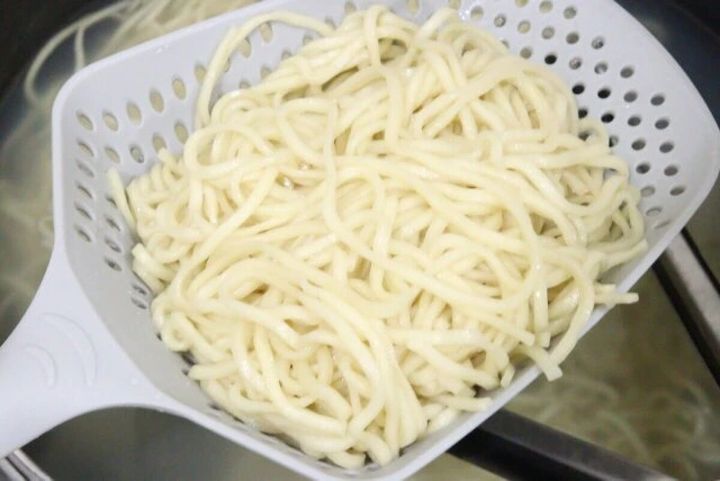 ダイソーの大きいザルスプーン（角型）で麺をすくう