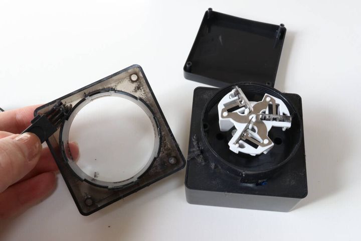 電動毛玉取り（スクエア、USB充電式） フタの取り外し