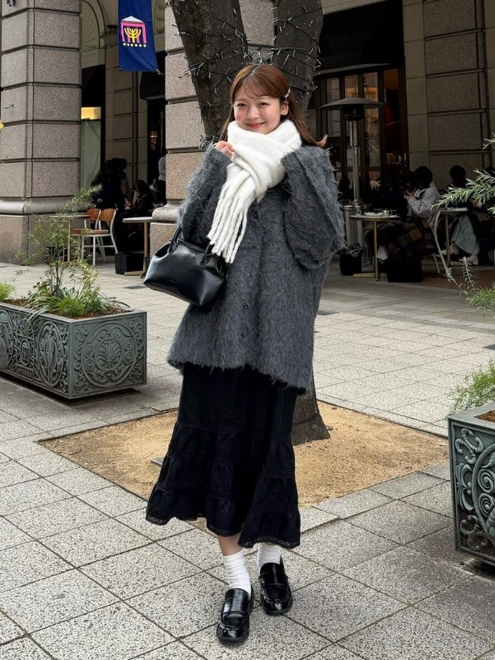 2026大人女性おすすめ黒スカートモノトーンコーデ