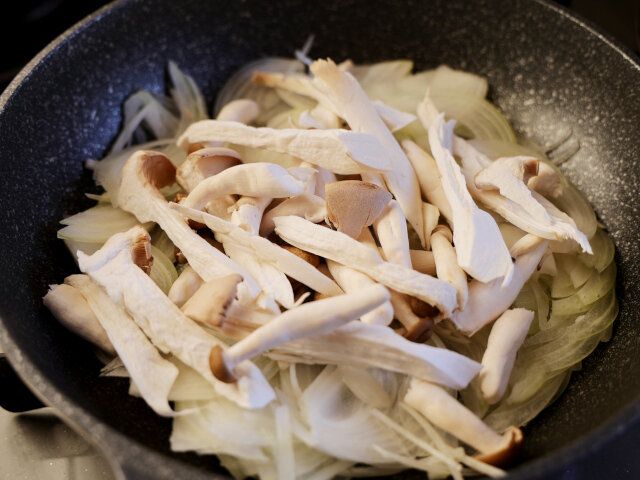 玉ねぎは、薄切りにしてフライパンに広げて入れる。きのこもバラし、あるいは、手で裂いて広げて入れる。
