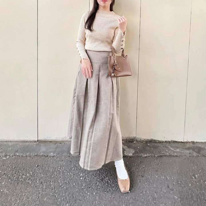 画像: プリーツスカート合わせでほどよく華やかな着こなし