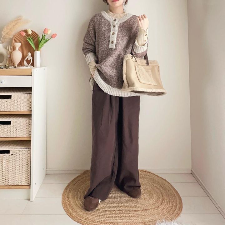 画像: ニットと重ねたレイヤードスタイル