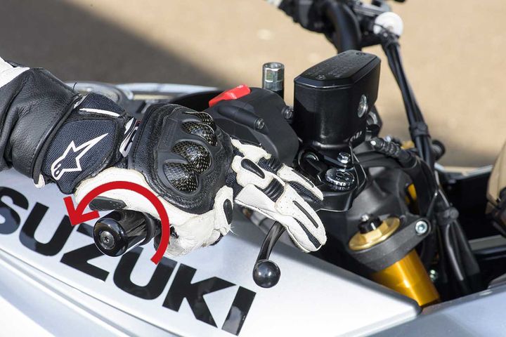 【クラッチが繋がる前からスロットルを開け始める】スロットルを開けるのとクラッチを繋ぐのはほぼ同時だが、クラッチミートによりエンジン回転が下がろうとする寸前にスロットルを開け始める。この“ちょっと前”というのがポイント