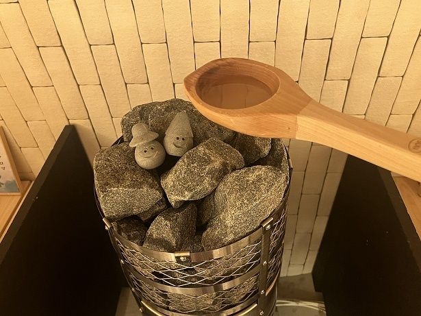 バレルサウナはセルフロウリュができ、アロマ水の香りで癒やされる