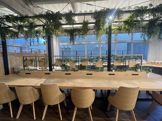 軽食だけならレストランの横のエリアで食べることもできる