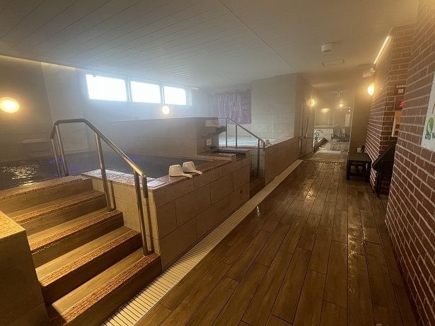 岩盤浴で汗をかいた館内着を脱ぎ捨て浴室へ