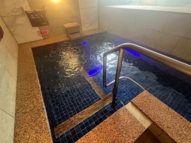 水風呂に入るときは足元から少しずつかけ水をしよう