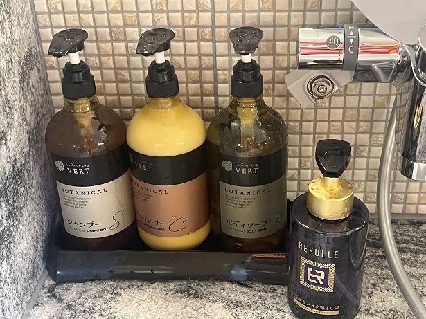 浴室にはシャンプー、コンディショナー、ボディソープ、洗顔＆メイク落としが置かれている