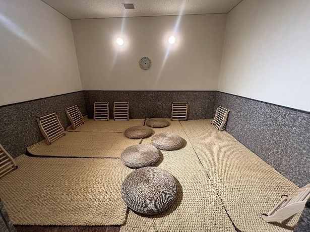 「あかり」には座布団と背もたれが置かれている