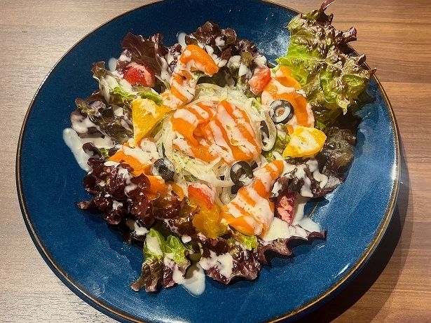 「とろ～り温玉シーザーサラダ」(790円、ハーフ630円)