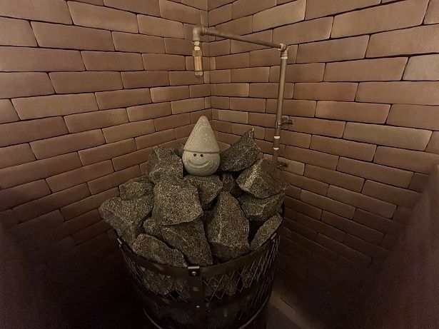 サウナストーンの上にはかわいいサウナトントゥが！