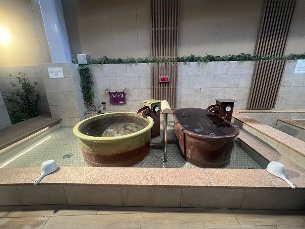 露天エリアには壺湯もある