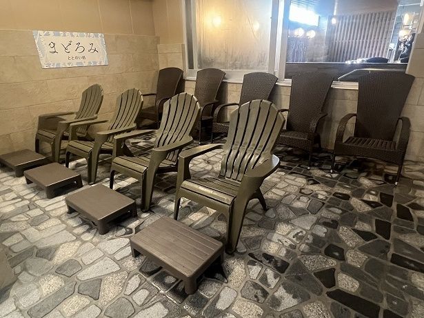 サウナが4つもあるため、外気浴スペースも女性側よりかなり広い