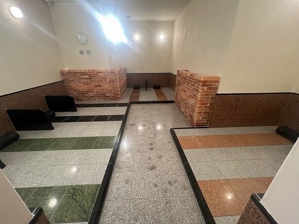 「ぬくもり」は岩盤浴用バスタオルを敷いて横になって利用する