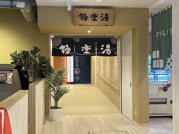 奥に向って広がる、細長い敷地が高架下ならでは