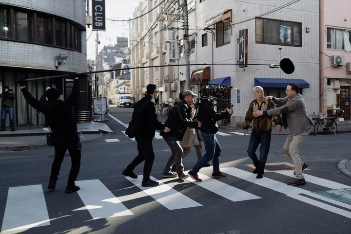 映画『レンタル・ファミリー』メイキングカットが公開 （C）2025 Searchlight Pictures. All Rights Reserved. width=