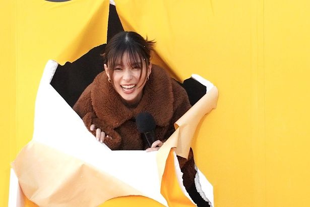 【写真を見る】芳根京子、大笑い！豪快に壁をぶち破って登場