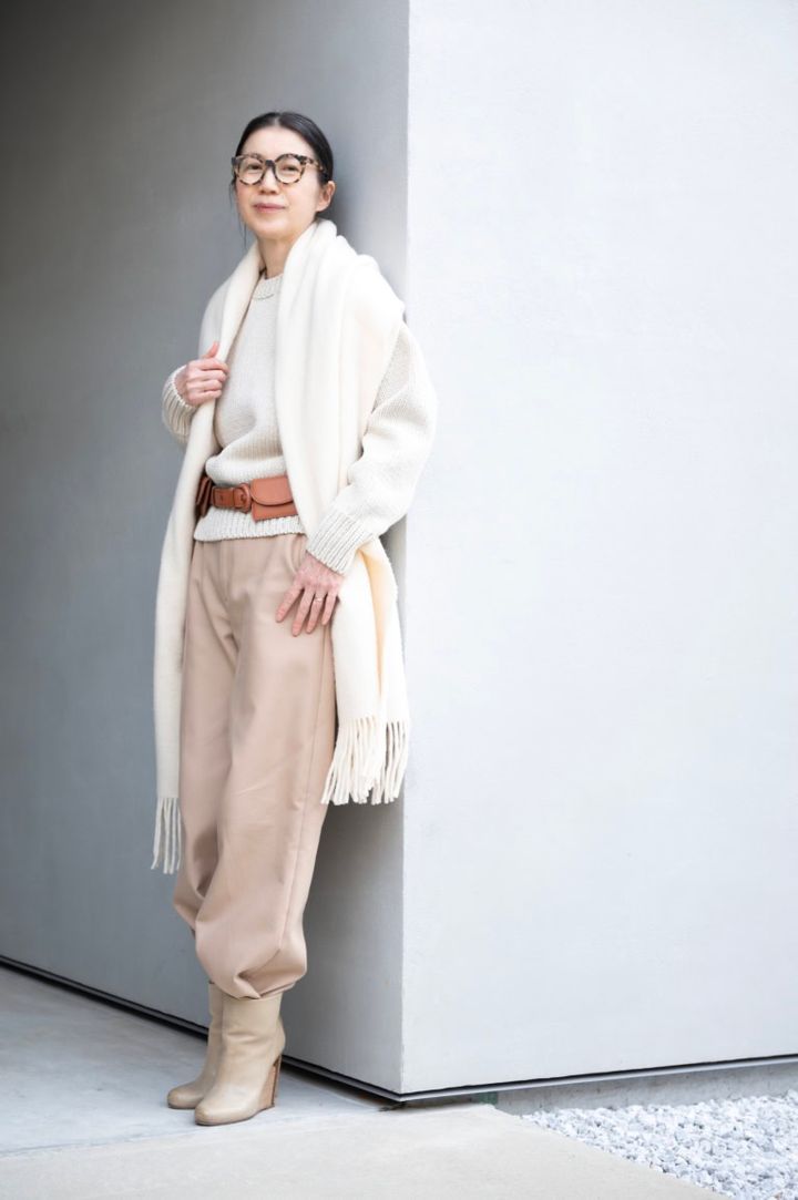 ストール...アソースメレ、ニット...オーラリー、パンツ...ソージュ、ベルト...J&M DAVIDSON、シューズ...メゾンマルジェラ