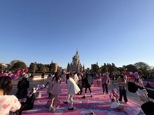 シンデレラ城正面のプラザの床面では水玉デザインのカーペットなどを楽しめる