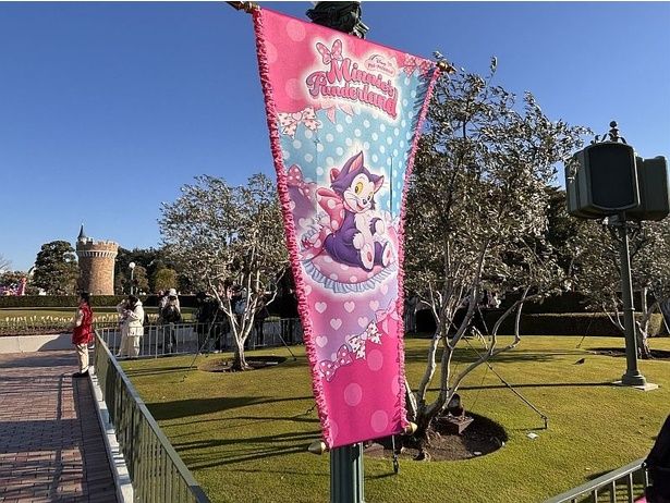 シンデレラ城前のプラザを華やかに彩るバナー