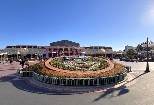 エントランス前の花壇は“ミニー花壇”に変身！