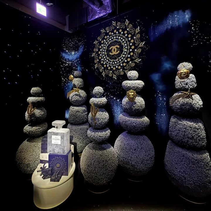 大きく重厚なドアを開け、真っ暗で神秘的な空間からスタート。