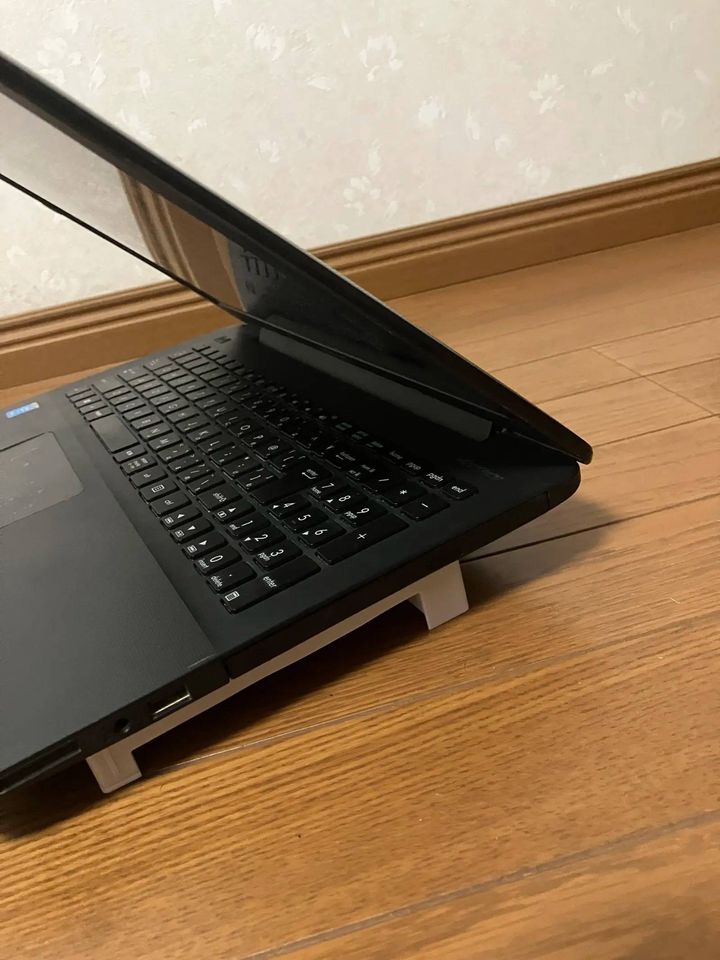 Seria(セリア)：ノートパソコンスタンド