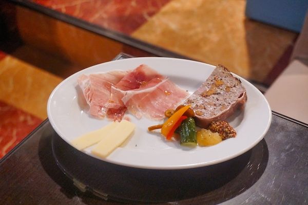 【東大阪】白い壁の向こう、小さなフランスが咲いていた【ジャルダン・デ・ラン】