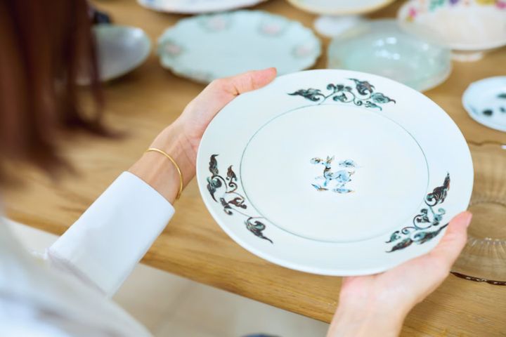 「エキゾチックな雰囲気がたまりません」という松本郁美さんの大皿は、最近、手に入れたばかり。どんな料理を盛ろうかワクワクしているそう。