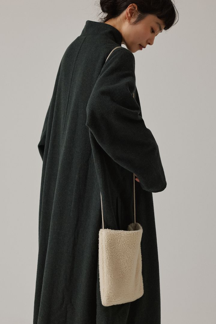 ゆるっとしたロングコートをドレス感覚で着てみる。白を添えて抜け感を【FUDGE FRIEND おしゃれさんの毎日コーディネート vol.640｜田中真里奈】