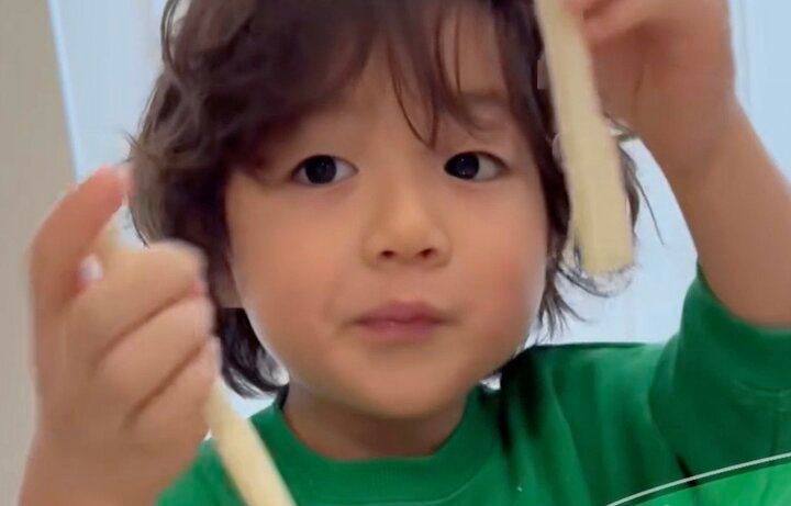 【写真・画像】SNSフォロワー200万人超「かわいすぎる」と話題の4歳児がまさかの投げキッス ハンサム過ぎるパパも登場 1枚目