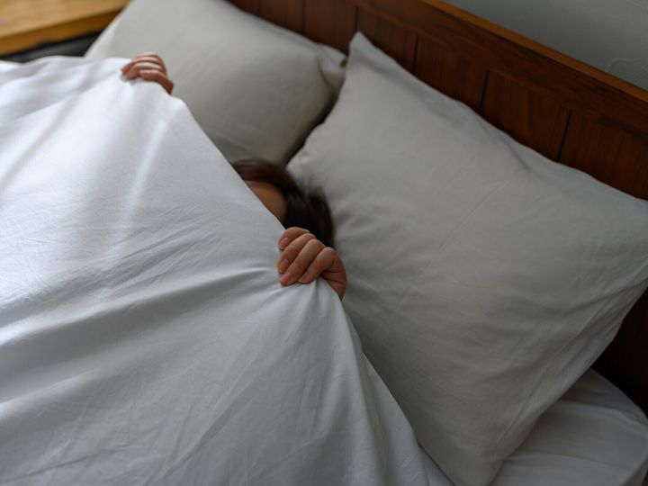 【日本睡眠学会所属医師が回答】寒い朝は、布団から出たくないもの。目覚めが悪くなったり、二度寝に悩んだりする人もいるようです。冬でも快適に眠り、スッキリ目覚めるコツをご紹介します。（※画像：amanaimages）