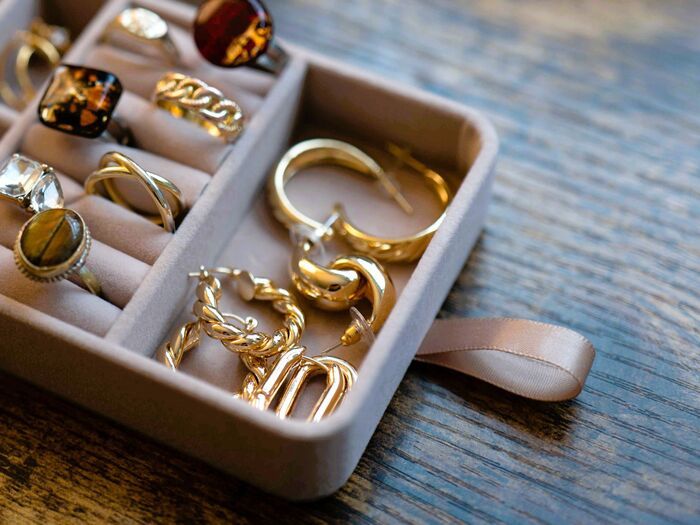 整理収納アドバイザーが「寝室にあったら絶対捨ててほしいモノ」6つ。「高かったから捨てられない」ではないんです！