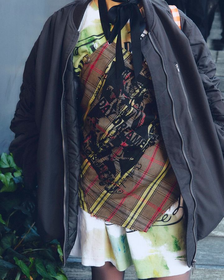 【スナップ】主張し合いながらも“なじむ”ビスチェとロンTの合わせ技