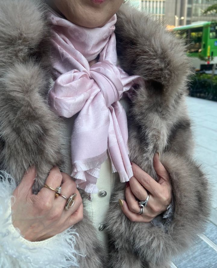 ルイ・ヴィトンのストールをリボンに結びアクセント