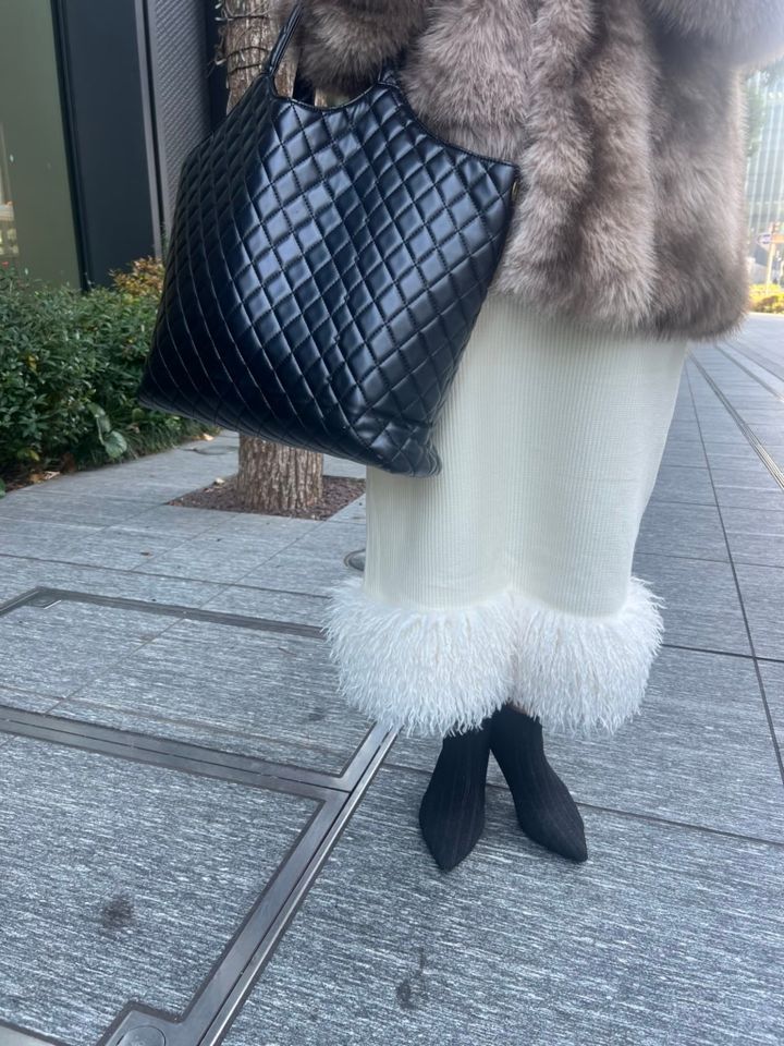 コーデの締め色に、黒のバッグ＆シューズをセレクト