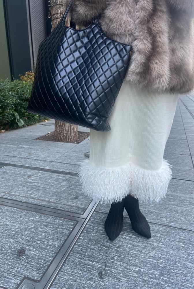 コーデの締め色に、黒のバッグ＆シューズをセレクト