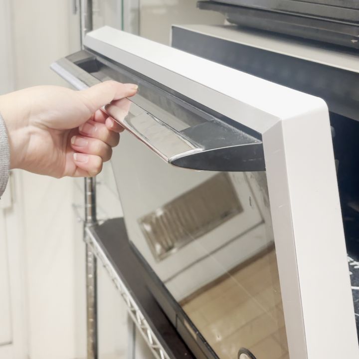 サラサラすっきり！「キッチン」まわりのベタベタ汚れのNG・OK掃除術3選「知っておくとラク」