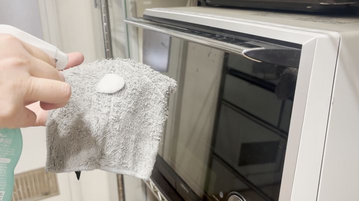 洗剤を少量含ませて拭く