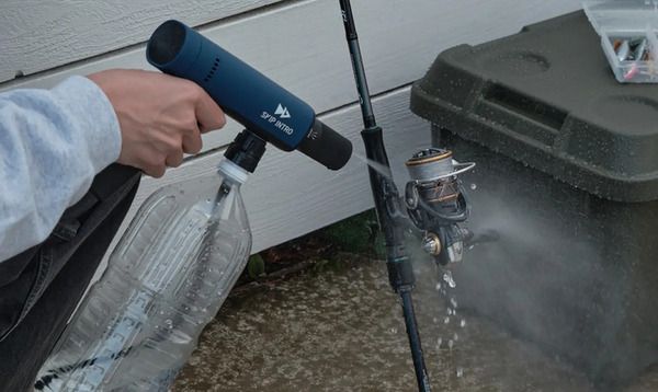 シャワーとして人やペットにも使える、コンパクトコードレス高圧洗浄機「POWASH」登場