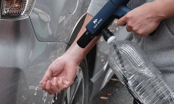 シャワーとして人やペットにも使える、コンパクトコードレス高圧洗浄機「POWASH」登場