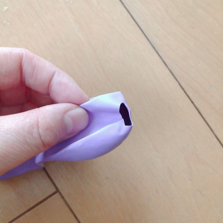 穴を開けた風船
