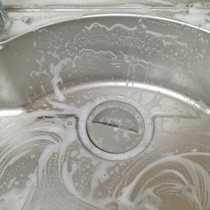 洗剤で洗っているシンク