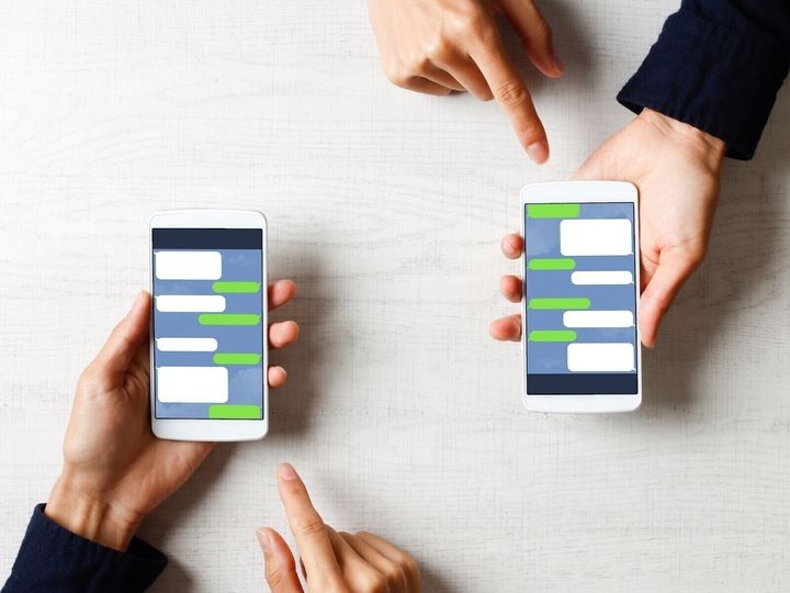 27歳のママ友に「LINE交換しませんか」と言ったら、「インスタやってますから」と言われてしまった。高校生の娘に聞くと、「いきなりLINE交換なんて失礼」なのだという。だが、45歳の女性にはその感覚が分からない。※サムネイル画像：PIXTA