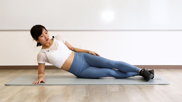 サイドリフトブリッジのやり方1 肩の真下に肘をついて準備