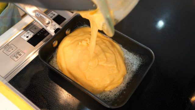 フライパンに流し入れる生地