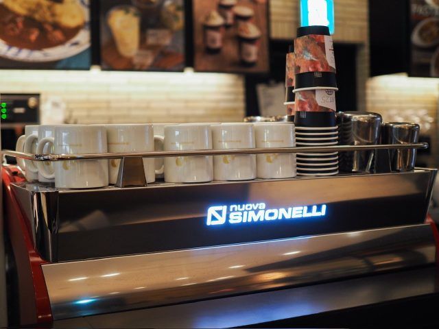 caffe LAT.25° 店内